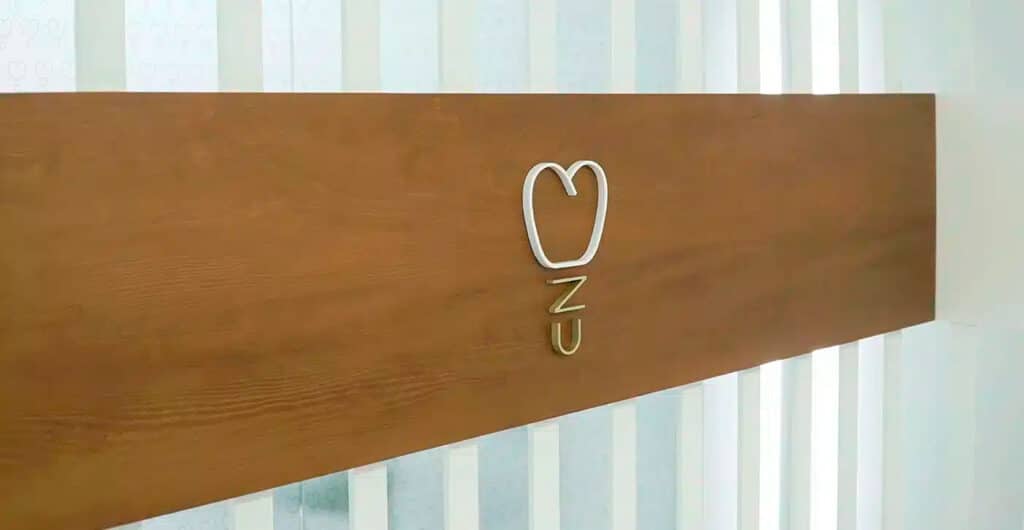 logotipo ziortza ugarte sobre madera