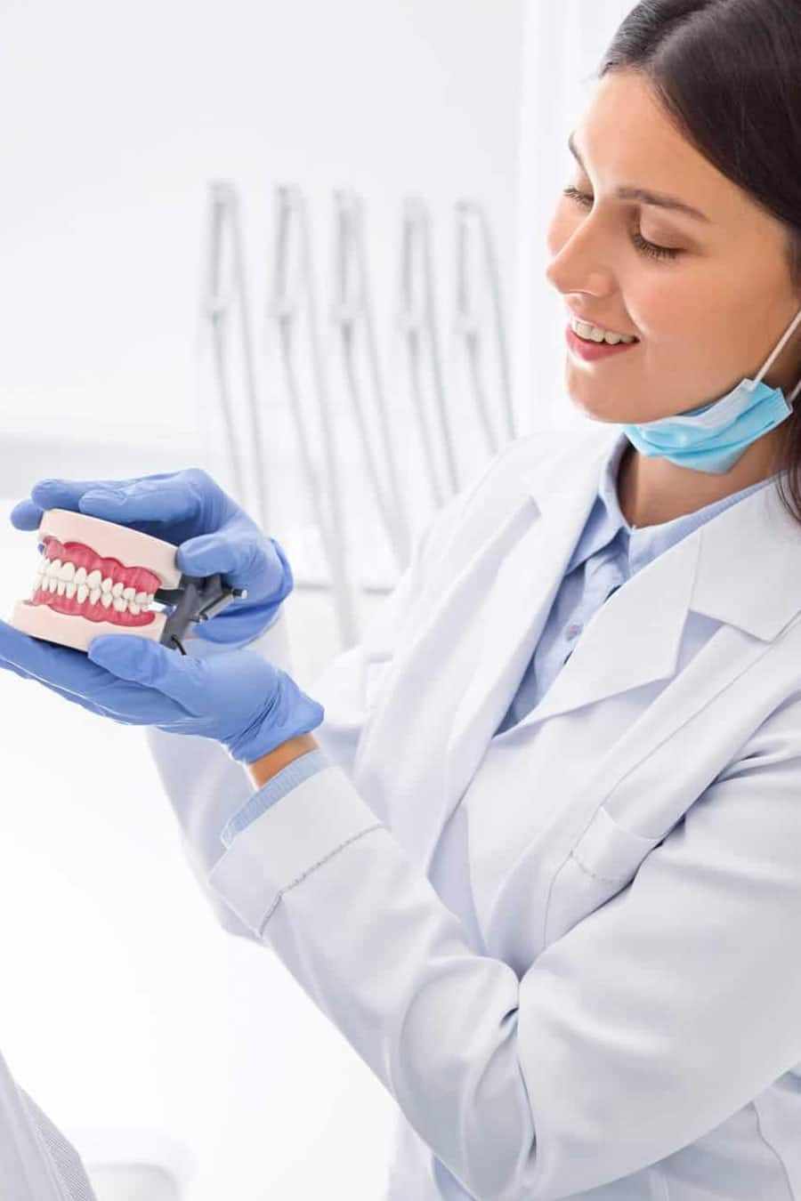 dentista mostrando modelo de dentadura