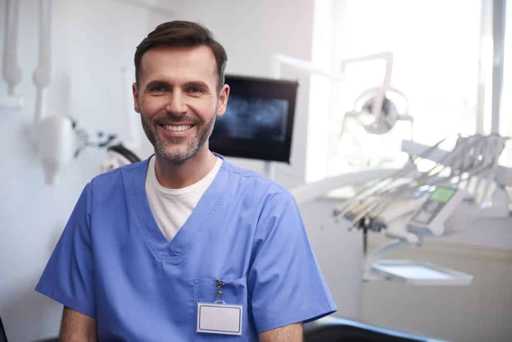 retrato dentista sonriente consultorio dentista