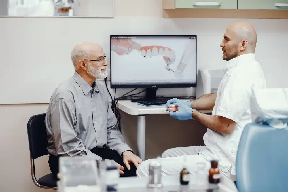 anciano sentado en el consultorio del dentista