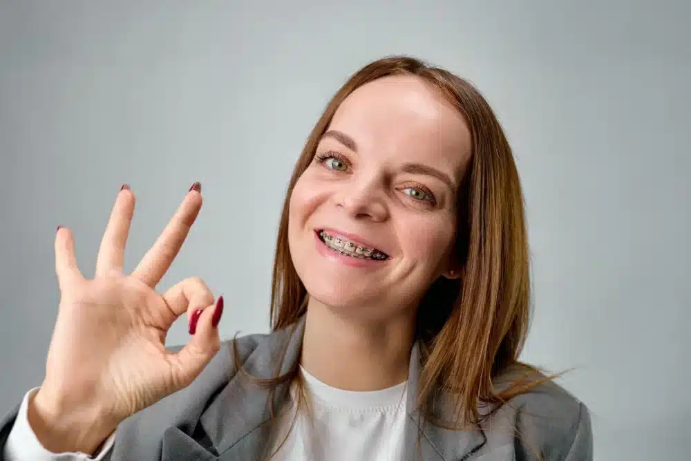 persona contenta mostrando sus brackets metalicos