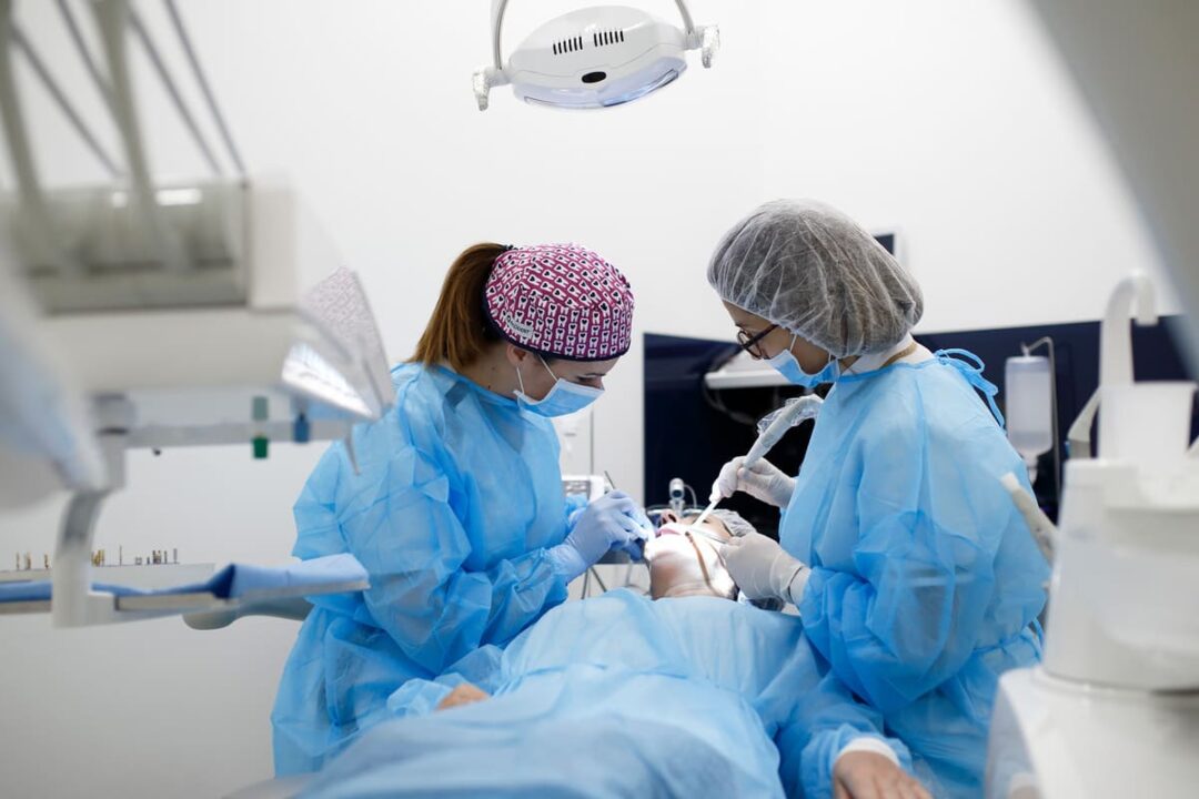 Profesionales de la clínica con un paciente